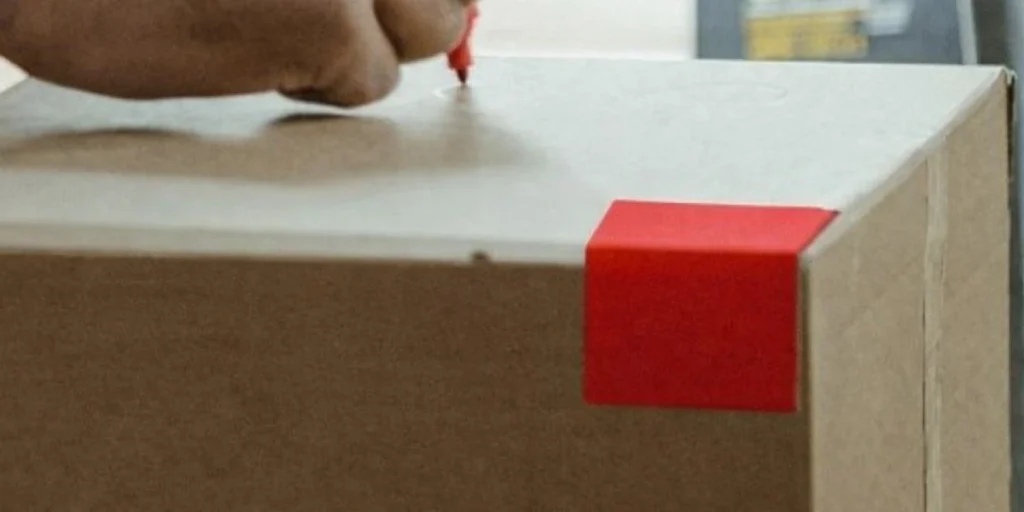 Detailler le contenu du carton et ajouter une etiquette de couleur