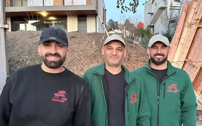 Equipe de déménageurs de DMD-transport