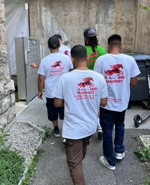 Equipe de déménageurs professionnels de DMD-transport à Lausanne