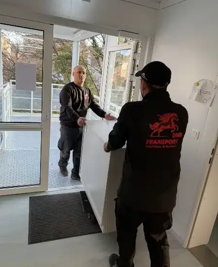 Déménageurs de DMD-Transport en train de transporter un meuble pour une garderie en région Lausanne