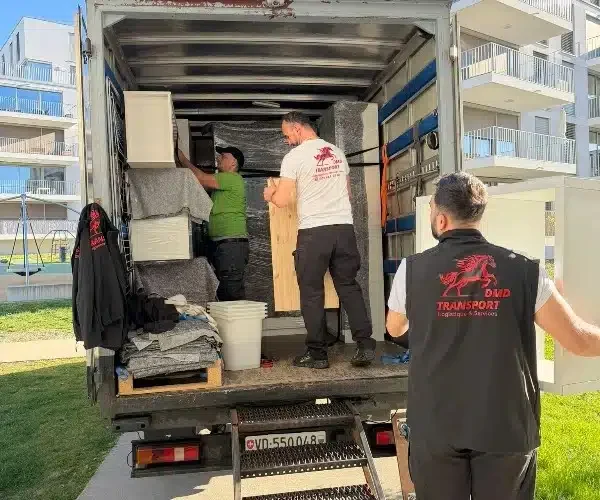Les déménageurs de DMD-Transport en train de sécuriser des meubles lors d'un déménagement