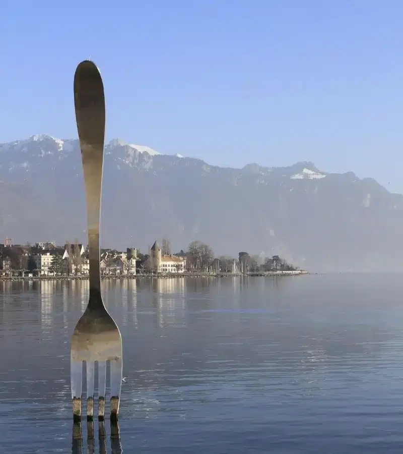 Quais de Vevey avec la fourchette de l'Alimentarium dans le lac Léman